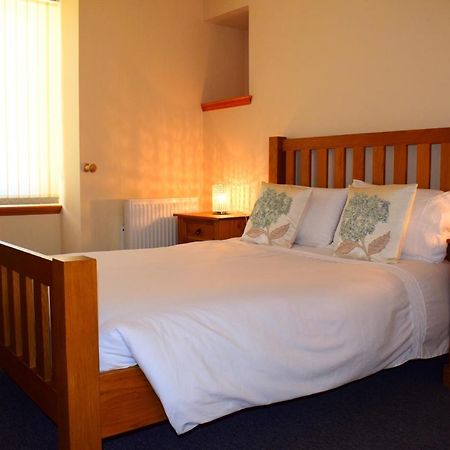 Two Bedroom Town Centre Apartment エルギン エクステリア 写真