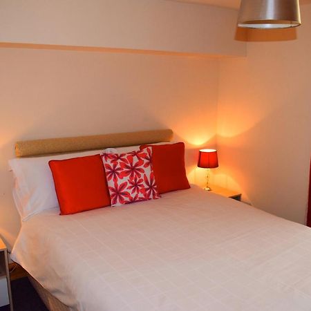 Two Bedroom Town Centre Apartment エルギン エクステリア 写真
