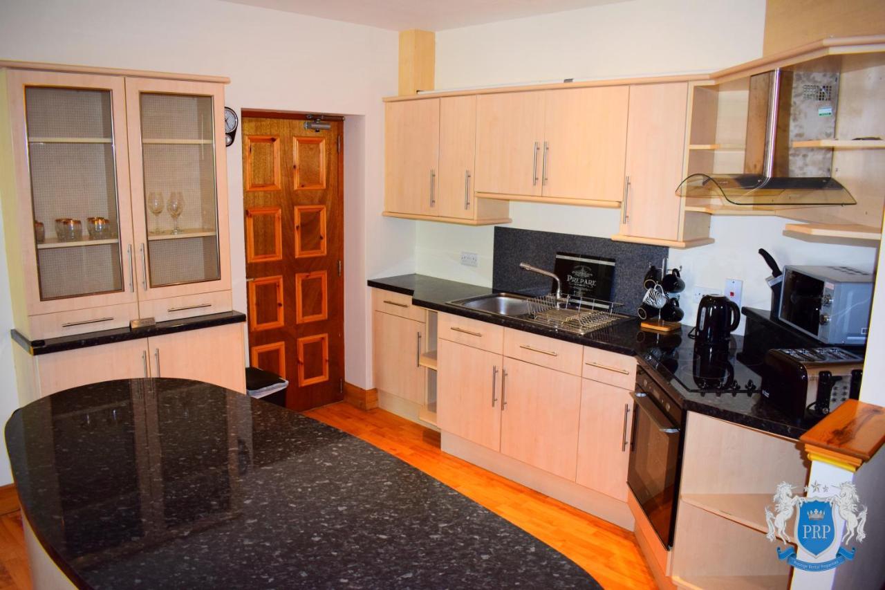 Two Bedroom Town Centre Apartment エルギン エクステリア 写真