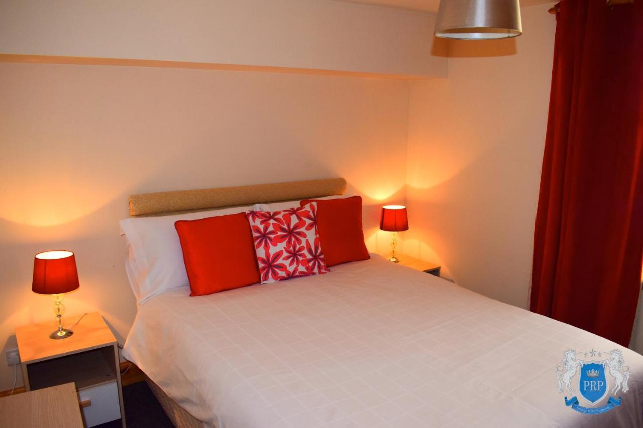 Two Bedroom Town Centre Apartment エルギン エクステリア 写真
